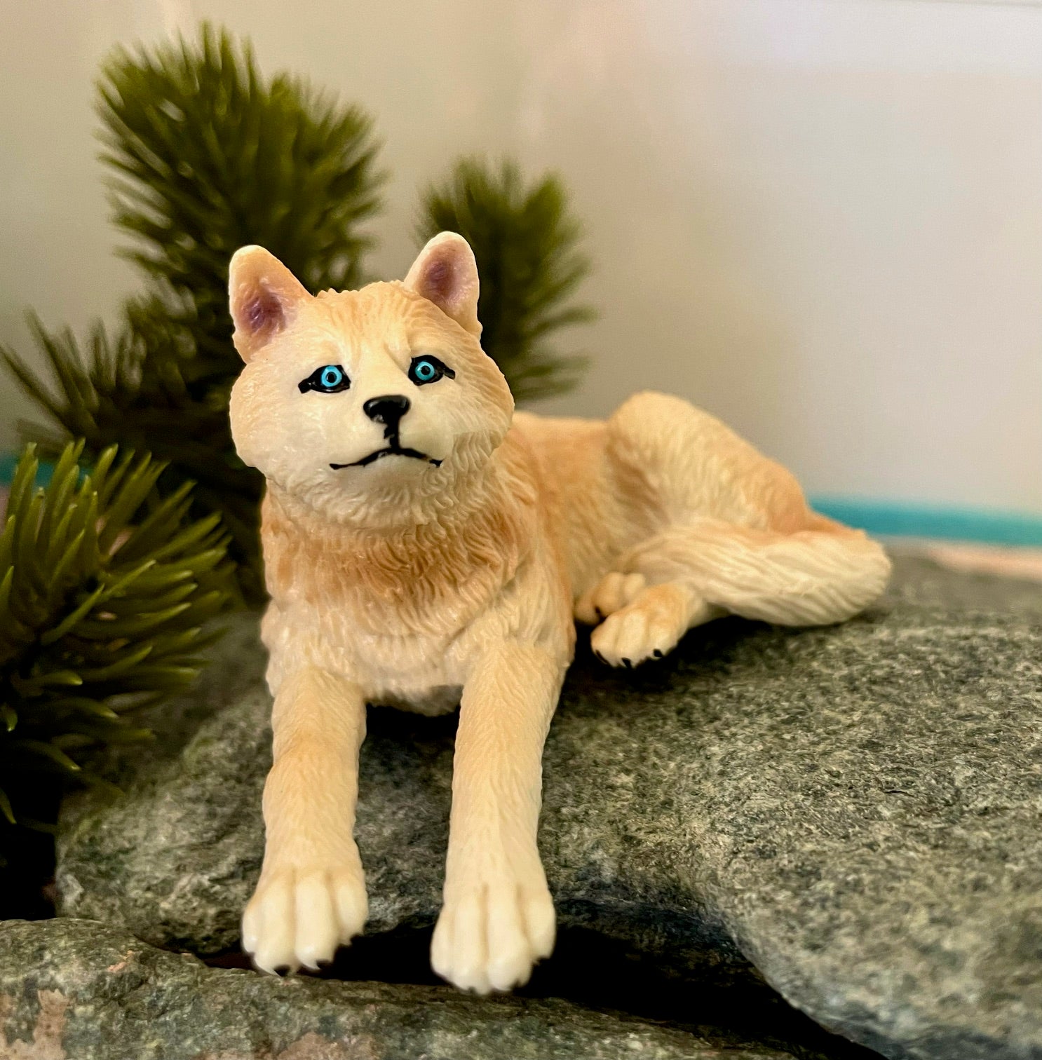 Toymany Sitzender Weißer Arktischer Wolf-Figuren-Spielzeug