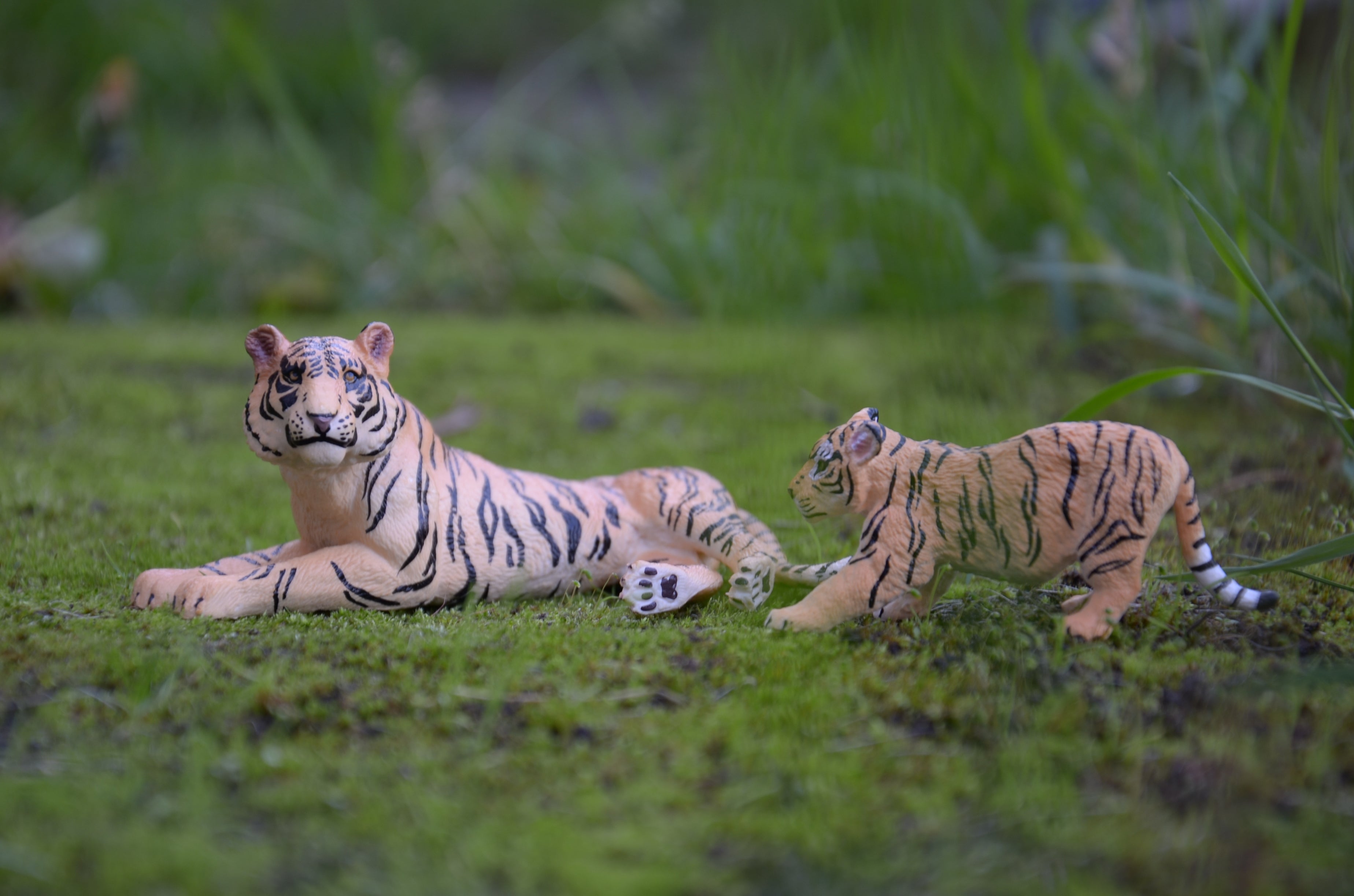 Figura de juguete Toymany de cachorro de tigre estirándose
